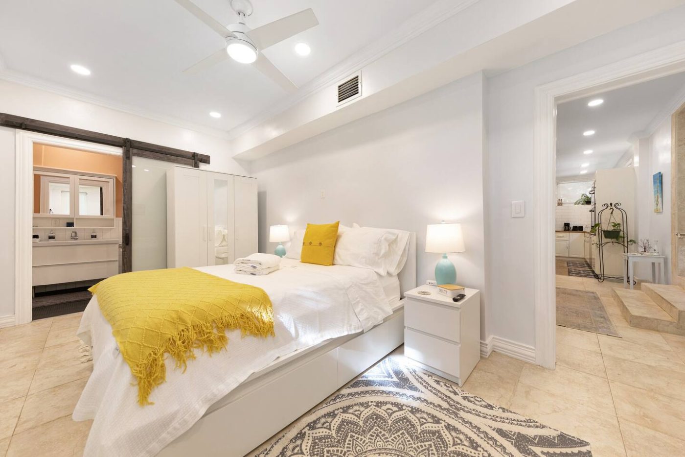 Sun Suite &mdash; Queen Bedroom